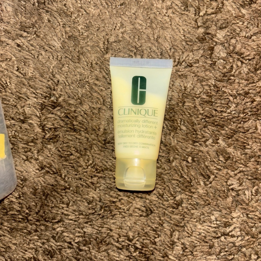 Clinique Dramatically Different Moisturizing Lotion - Yellow